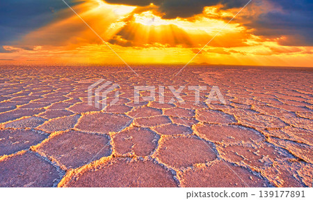 Beautiful sunset view of the Uyuni Salt Flats during the dry season 139177891