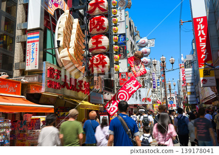 [Osaka Prefecture] June: Sightseeing in Shinsekai, a bustling downtown area that retains a Showa-era retro atmosphere. 139178041