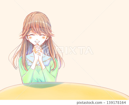 一位面容溫柔的女子，雙手交握，坐在辦公桌前。 139178164