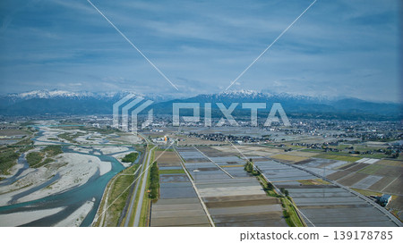 四月底,從黑部川河口附近看到的黑部川沖積扇景色。 四月底,從黑部川河口附近看到的黑部川沖積扇景色。 139178785