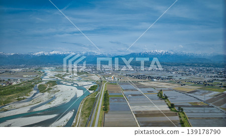四月底,從黑部川河口附近看到的黑部川沖積扇景色。 四月底,從黑部川河口附近看到的黑部川沖積扇景色。 139178790