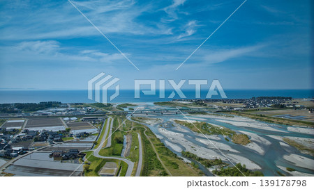 四月底,從黑部川河口附近看到的黑部川沖積扇景色。 四月底,從黑部川河口附近看到的黑部川沖積扇景色。 139178798
