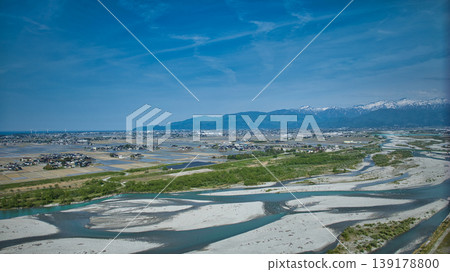 A view of the Kurobe River alluvial fan from near the mouth of the Kurobe River at the end of April. 139178800