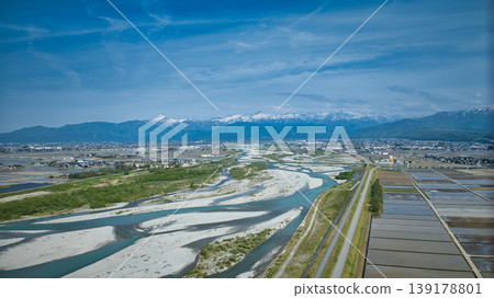 四月底，從黑部川河口附近看到的黑部川沖積扇景色。 139178801