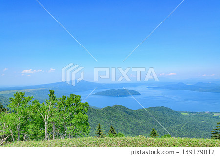Lake Kussharo and the surrounding mountains as seen from Tsubetsu Pass in Hokkaido Lake Kussharo and the surrounding mountains as seen from Tsubetsu Pass in Hokkaido 139179012
