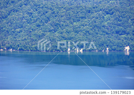從北海道津別峠眺望屈斜路湖及其周圍群山 從北海道津別峠眺望屈斜路湖及其周圍群山 139179023