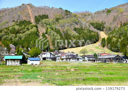 View towards Kashimayari Ski Resort from near Yanaba Station (Omachi City, Nagano Prefecture) [April 2026] 139179273