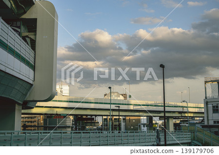 The streetscape of Oji in Kita Ward and the elevated section of the Metropolitan Expressway. The streetscape of Oji in Kita Ward and the elevated section of the Metropolitan Expressway. 139179706