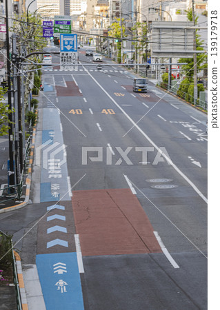 Dedicated bicycle lanes and roadways on urban roads Dedicated bicycle lanes and roadways on urban roads 139179718