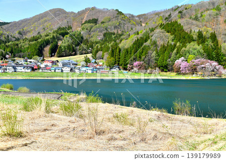 View of Kashimayari Ski Resort across Lake Nakatsuna (Omachi City, Nagano Prefecture) [April 2026] 139179989