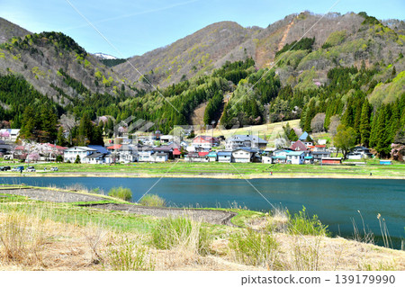 View of Kashimayari Ski Resort across Lake Nakatsuna (Omachi City, Nagano Prefecture) [April 2026] 139179990