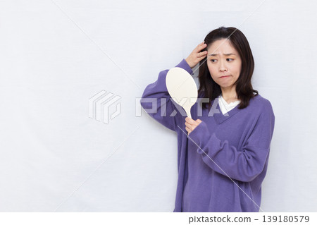 關心白髮的女性 139180579