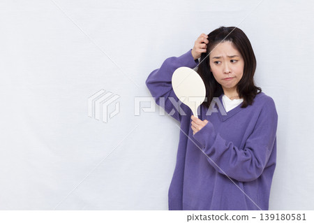 關心白髮的女性 139180581