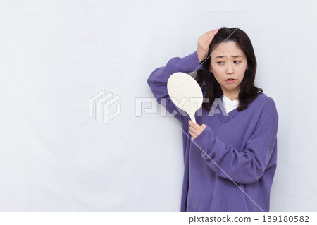 關心白髮的女性 關心白髮的女性 139180582