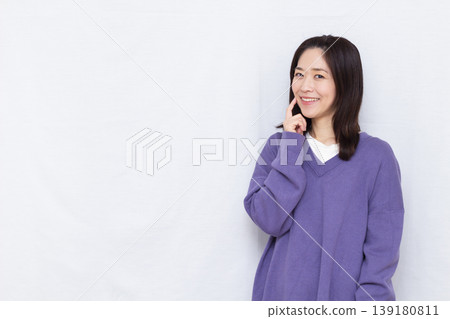檢查她的皮膚的婦女 139180811