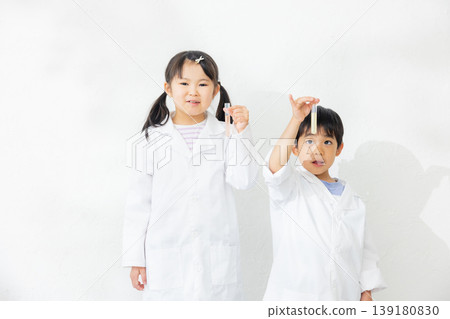 孩子拿著試管 孩子拿著試管 139180830
