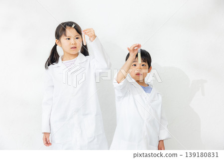 孩子拿著試管 139180831