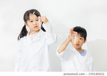 孩子拿著試管 139180832