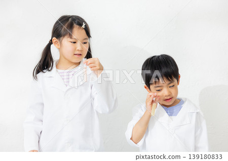 孩子拿著試管 139180833