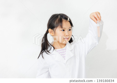 孩子拿著試管 139180834