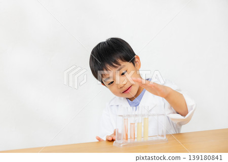 孩子拿著試管 139180841