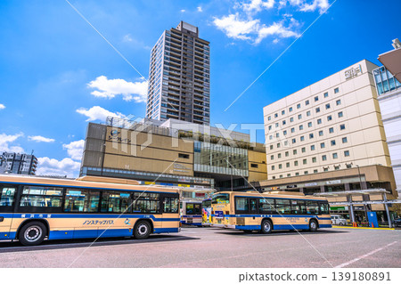 鶴見站前的日本橫濱市景 139180891