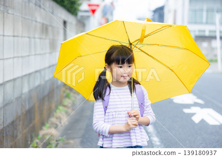 小學生打著傘 139180937