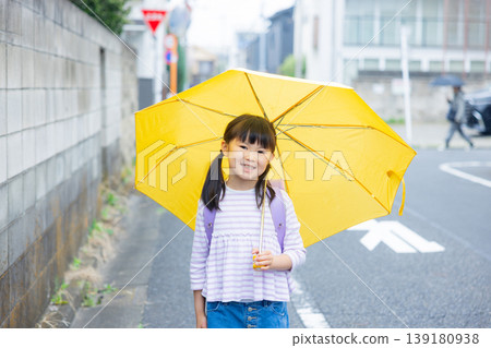 小學生打著傘 139180938