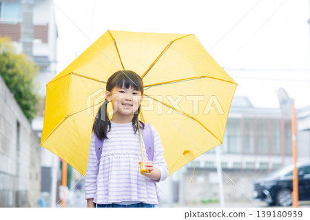 小學生打著傘 139180939
