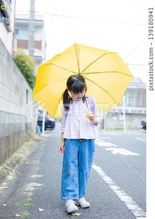 小學生打著傘 139180941
