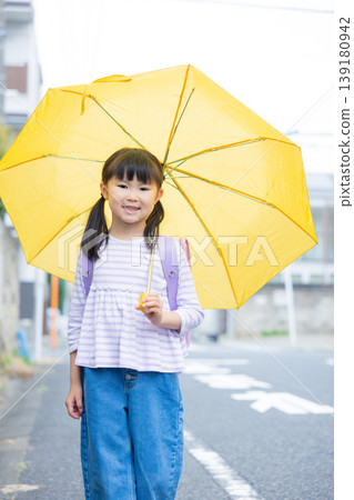 小學生打著傘 139180942