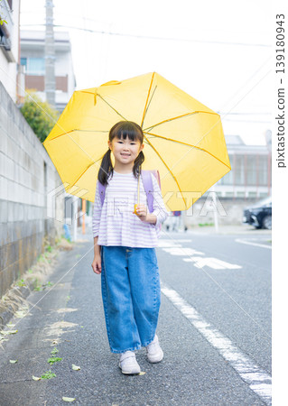 小學生打著傘 139180943