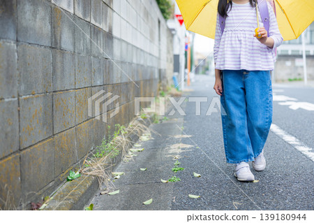 小學生打著傘 139180944