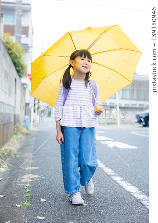 小學生打著傘 139180946