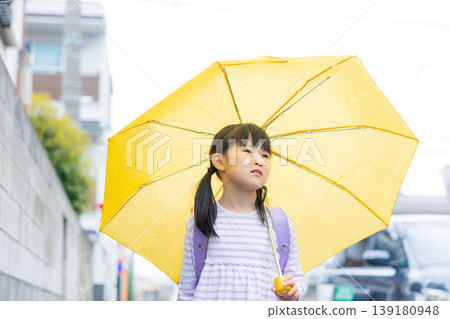 小學生打著傘 139180948