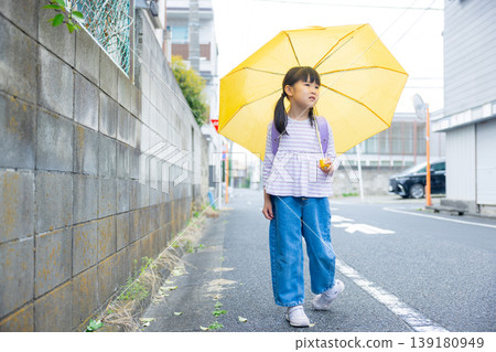 小學生打著傘 139180949