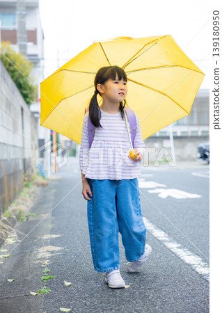小學生打著傘 139180950