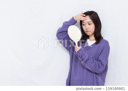 擔心額頭皺紋的女性 139180981