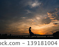 看落日的婦女 139181004