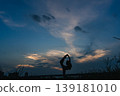夕陽西下，一位女子正在表達自己的情感。 139181010