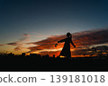 觀看日落的婦女 139181018