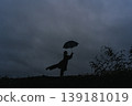 雨中打傘的女人 139181019