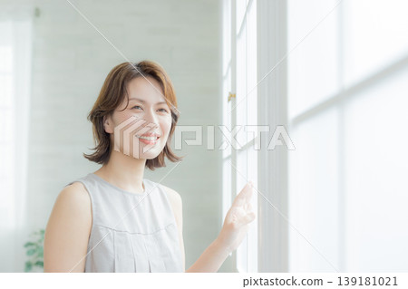 窗邊的中年婦女 139181021
