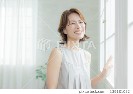 窗邊的中年婦女 139181022