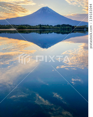 Diamond Fuji reflection background material (vertical version) Diamond Fuji reflection background material (vertical version) 139181044