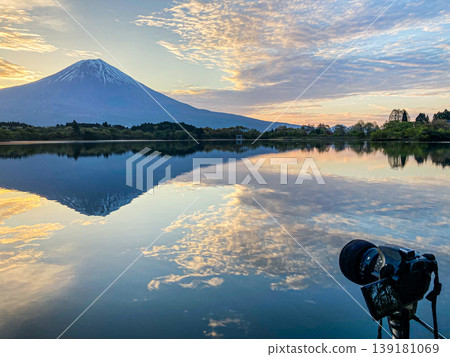 A camera and Mount Fuji (A scene from a photo shoot in April) A camera and Mount Fuji (A scene from a photo shoot in April) 139181069