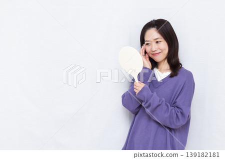 關心眼部皺紋的女性 139182181