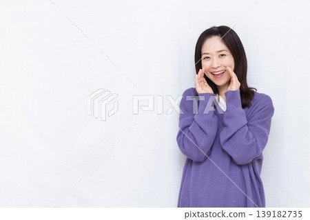 一位女士微笑著喊道 139182735
