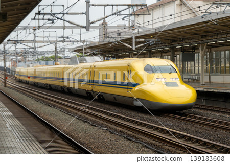 The moment the Shinkansen Doctor Yellow T5 passes through Toyohashi Station 139183608