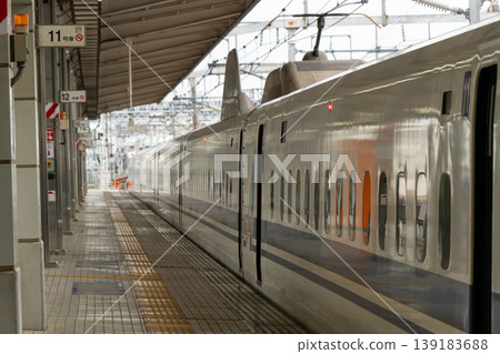 新幹線「兒玉號」列車停靠在豐橋月台。 139183688